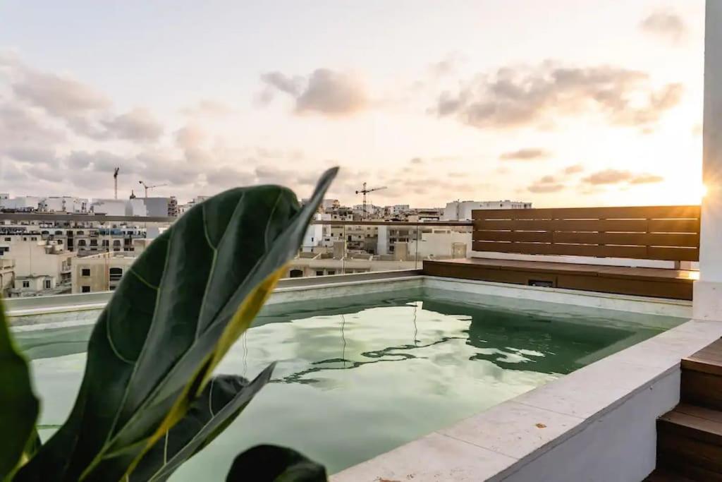 Luxurious & Stylish Penthouse With Private Pool Apartman Msida Kültér fotó