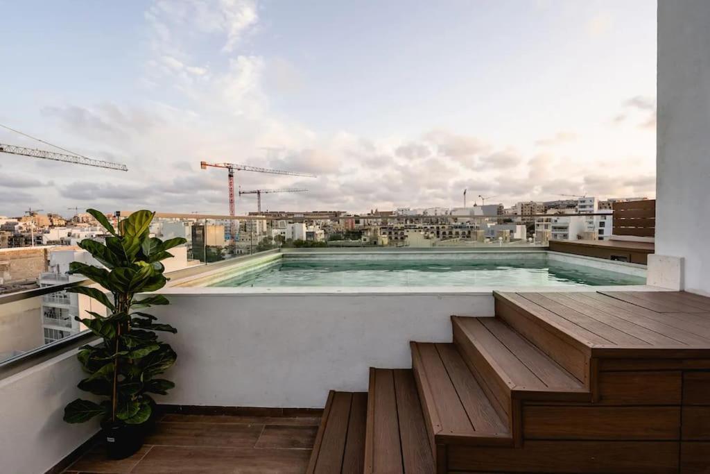 Luxurious & Stylish Penthouse With Private Pool Apartman Msida Kültér fotó